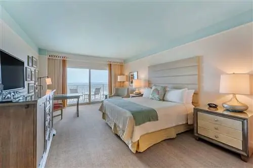 Номер с кроватью размера «king-size» в отеле Omni Amelia Island Resort