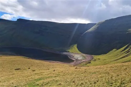 Вид с пешеходного маршрута Llyn Y Fan Fach в Кармартеншире, Уэльс. Вид с пешеходного маршрута Llyn Y Fan Fach в Кармартеншире, Уэльс.
