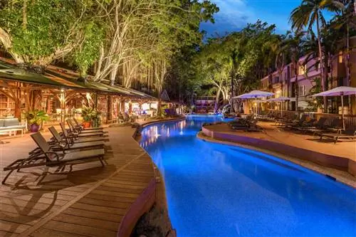 Бассейн и экстерьер отеля Ramada Resort by Wyndham Port Douglas в Австралии.
