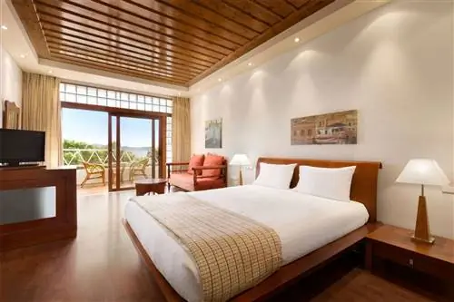 Интерьер гостевой комнаты в отеле Ramada by Wyndham Loutraki Poseidon Resort в Греции.