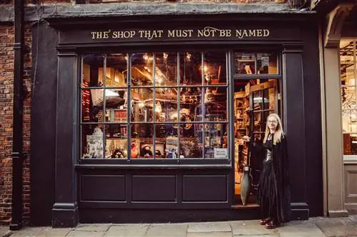 Женщина у магазина, имя которого нельзя называть, в Йорке, Англия.