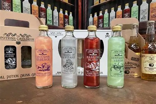 Коктейли с зельями в The Potions Cauldron в Йорке, Великобритания.