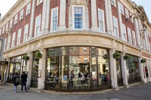 Внешний вид Betty's Cafe + Tea Room в Йорке, Англия