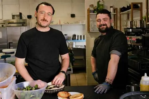 Два сотрудника на кухне в магазине морепродуктов и кафе в Северной Ирландии.