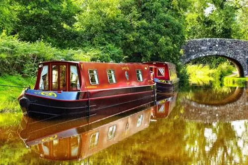 Плавучий дом узкой баржи на канале в Уэльсе.