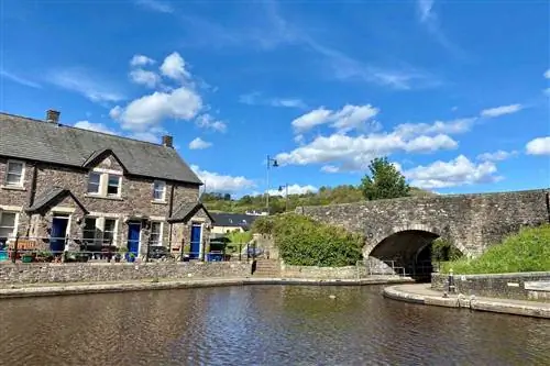 Деревня в Уэльсе, на канале