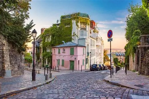 Уютная улица на Монмартре в Париже, Франция