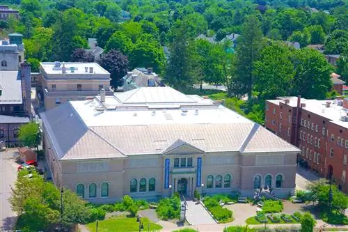 Вид сверху на Беркширский музей с новой медной крышей, Питтсфилд