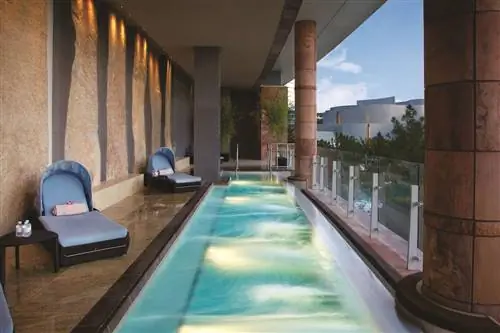 Бассейн с балконом в спа-центре ARIA Resort & Casino