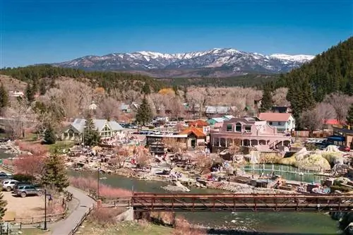 Люди наслаждаются Пагоса-Спрингс, Колорадо