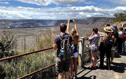 С Steaming Bluff открывается прекрасный вид на кальдеру Килауэа и изменения в кратере Халема'ума'у.