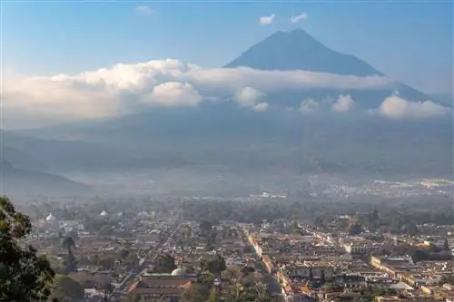 Питайя возвышается над Антигуа, Гватемала.
