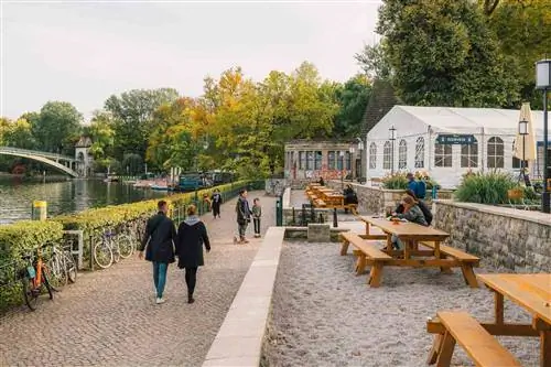 Пивной сад Zenner House, расположенный на берегу реки в Берлине.