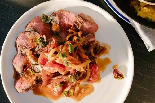 Блюдо из нарезанного стейка с луком