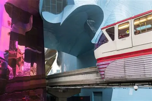 Вечером Сиэтлская монорельсовая дорога покидает Сиэтл-центр.