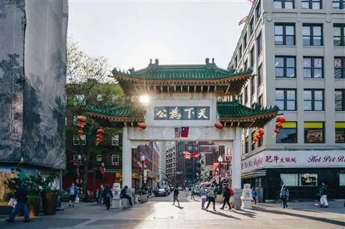 Солнце светит через ворота в китайском квартале