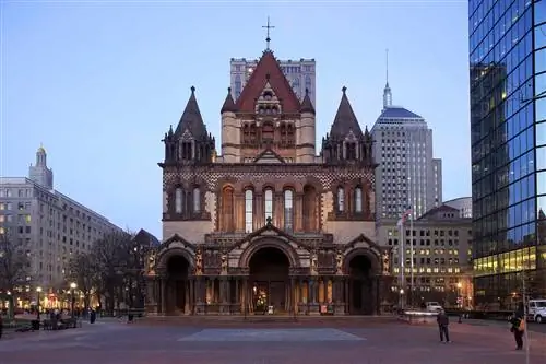 Троицкая церковь и площадь Копли в сумерках.