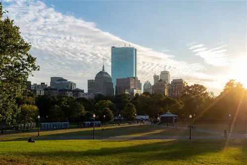 Горизонт залива Бостон Бэк на закате с холма Бостон Коммон в Массачусетсе, США.