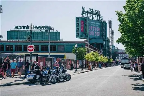 Люди подходят к парку Фенуэй