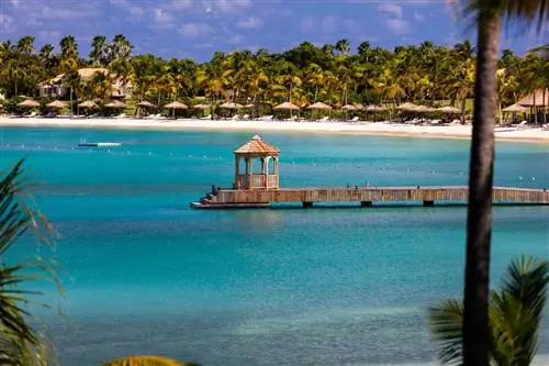 Океанский причал в заливе Джамби