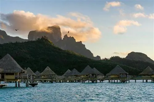 InterContinental Bora Bora senne с воды на фоне гор
