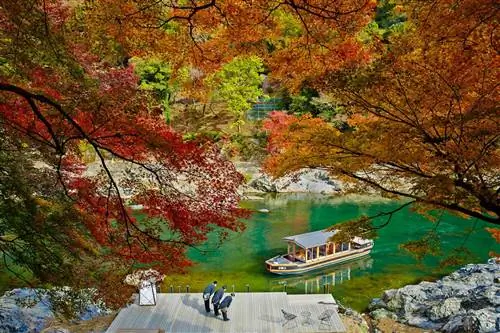 Сотрудники приветствуют прибывающую лодку Хосинноя Киото.