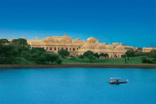 10 прибрежных отелей по всему миру, куда можно добраться на лодке