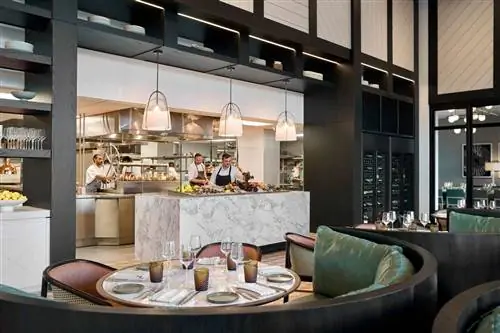 Интерьер бара и лаунж-зоны в отеле Four Seasons Nashville