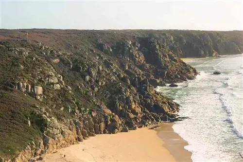 Пляж под скалами на пляже Порткерно в Корнуолле, Англия.