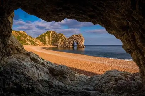 Скальные образования на пляже Дердл-Дор