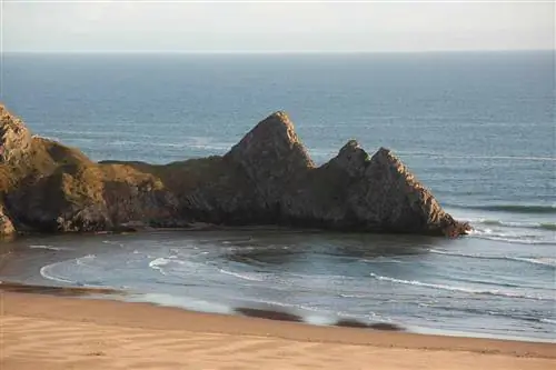 Пляж в заливе Трех утесов в Уэльсе