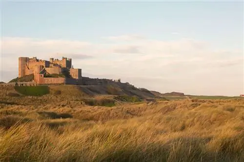 Замок Бамбург с видом на пляж Бамбург в Нортумберленде, Англия