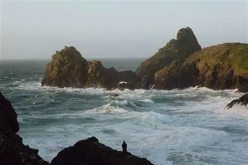 Волны разбиваются о скалы в Кинанс-Коув в Корнуолле, Англия.