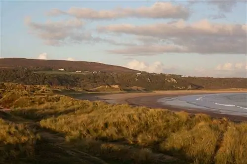Пляж на побережье в Оксвич Бэй Бич, Уэльс