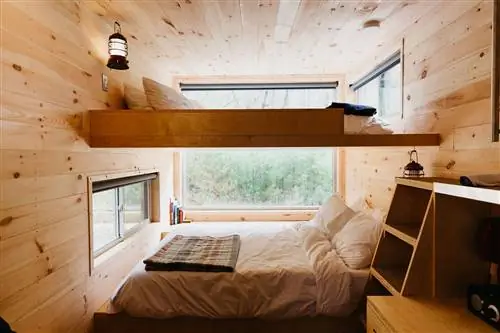 Интерьер крошечного дома с двухъярусной кроватью
