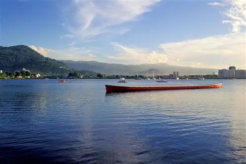 Пустое каноэ в гавани Апиа, Самоа