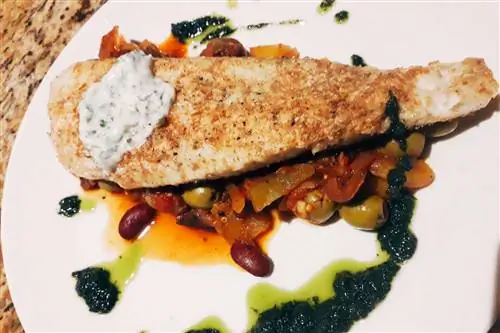 Рыба с капонатой и сальсой верде в бистро Татау, Самоа