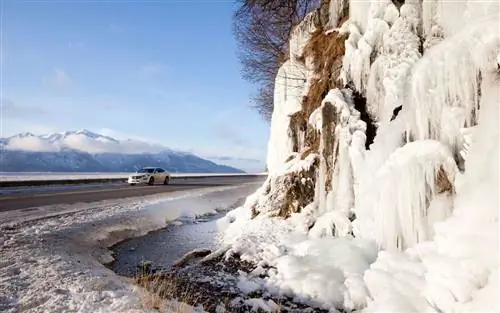 Сосульки на скалах вдоль шоссе Сьюард