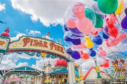 Воздушные шары и колесо обозрения на пирсе Pixar, Диснейленд