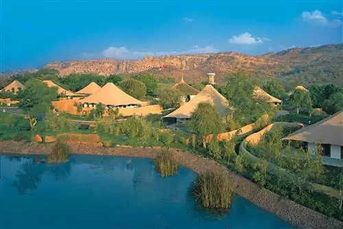 Вид с воздуха на курорт Oberoi Vanyavilas Wildlife Resort в Рантамбхоре