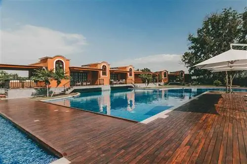 Терраса у бассейна в Hacienda La Caravedo