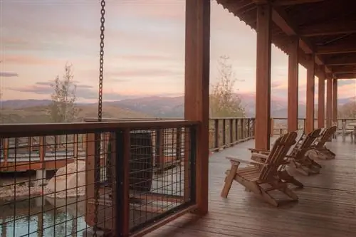 Стулья Adirondack на территории The Lodge at Blue Sky