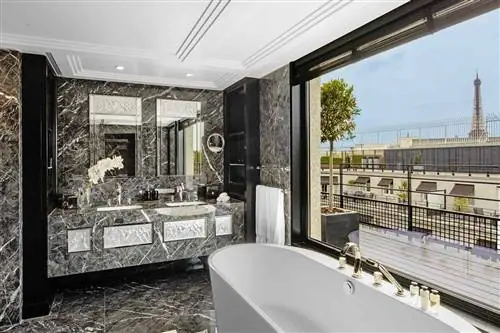 Ванная комната в отеле Prince de Galles, a Luxury Collection Hotel, Paris «Lalique Suite»
