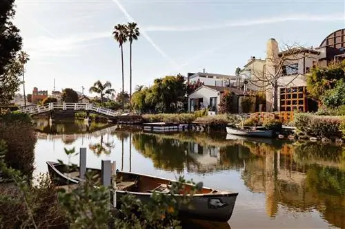 Лодки и дома вдоль каналов Венеции