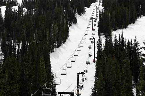 Подъемник поднимается на горнолыжный курорт Лавленд