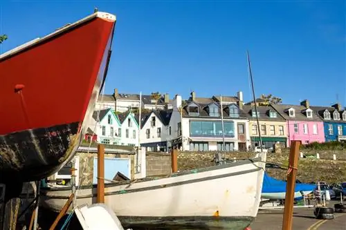 Вид на гавань Балтимора и маяк Балтимора на мысе. Балтимор, Западный Корк, Ирландия.