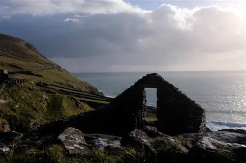 Вид на Сли-Хед-Драйв, круговой маршрут, являющийся частью Дикого Атлантического пути, начинающийся и заканчивающийся в Дингле.