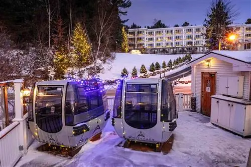 Гондолы возле курортного спа-отеля Mirror Lake Inn Resort and Spa
