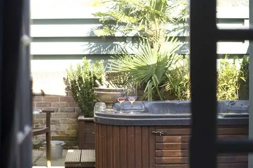 Размещение в пабах в Корнуолле, Ньюбери и Эдинбурге