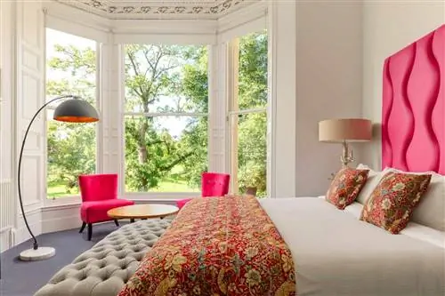 Размещение в пабах в Корнуолле, Ньюбери и Эдинбурге